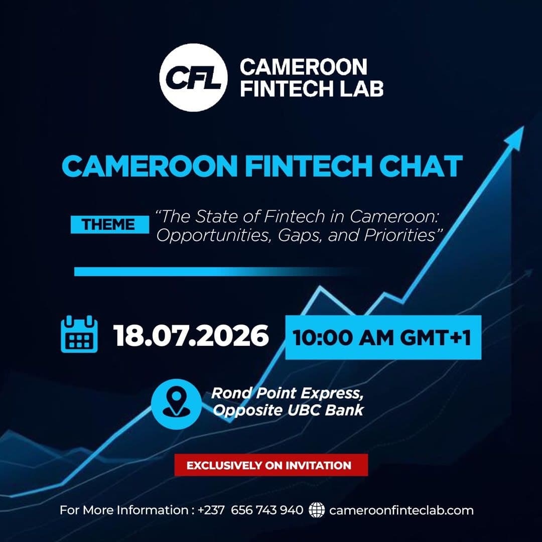Fintech and data professionals in discussion around a table in Yaoundé